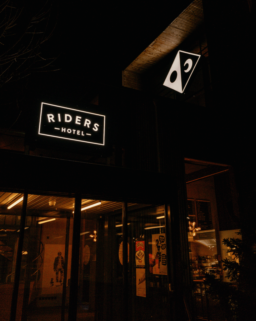 Das Riders Hotel in Laax bei Nacht ist unbeschreiblich