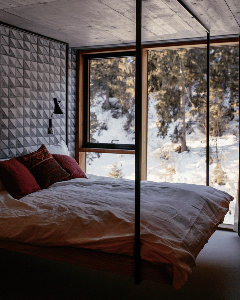 Schwebendes Bett im Zimmer des Riders Hotel inklusive atemberaubenden Blick in die Natur