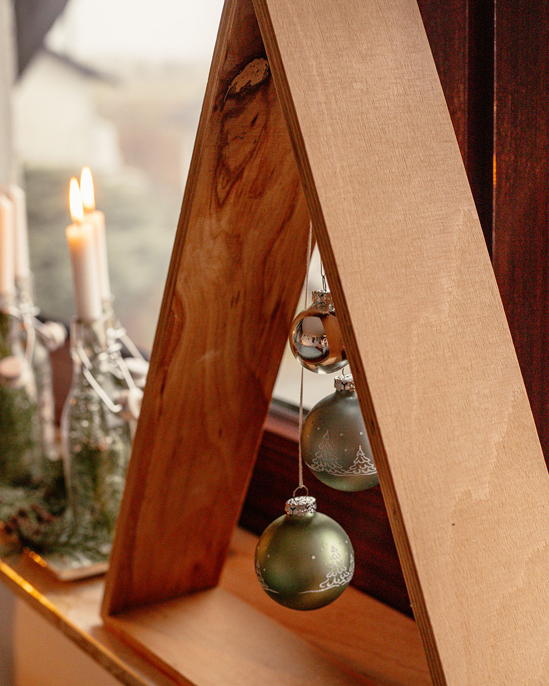 DIY Weihnachtsdeko aus Holz mit Weihnachtskugeln